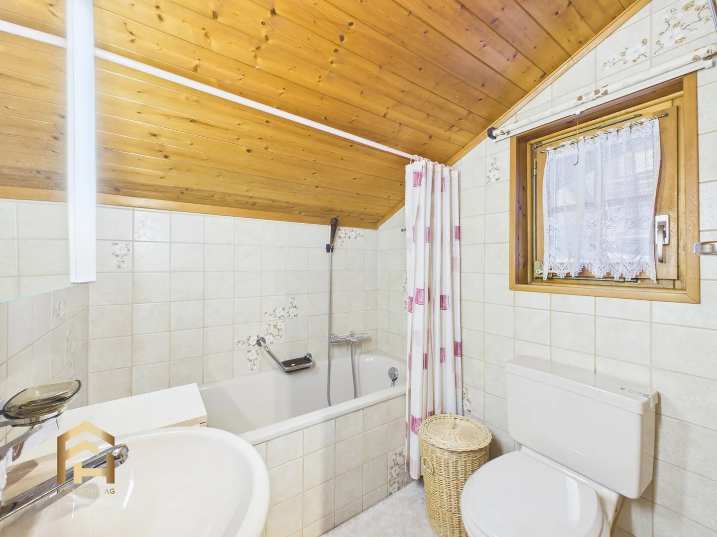 Charming little house with unobstructed view and idyllic surroundings - Photo 10 of 13