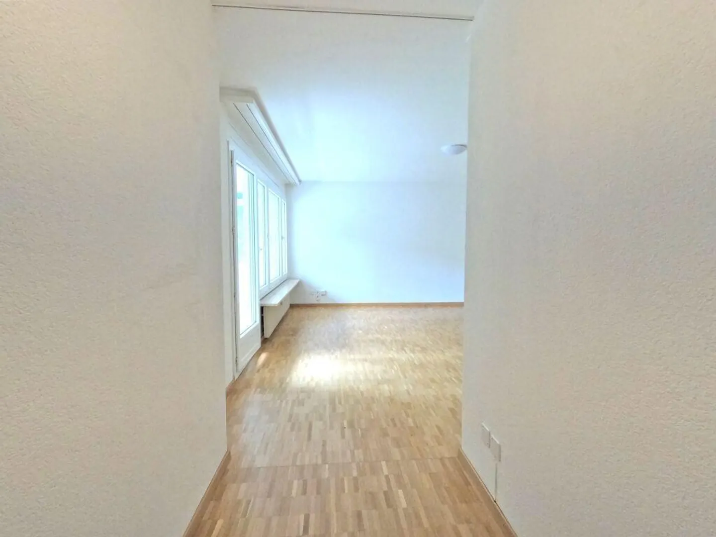 Modernes Apartment mit Balkon - Foto 2 von 8