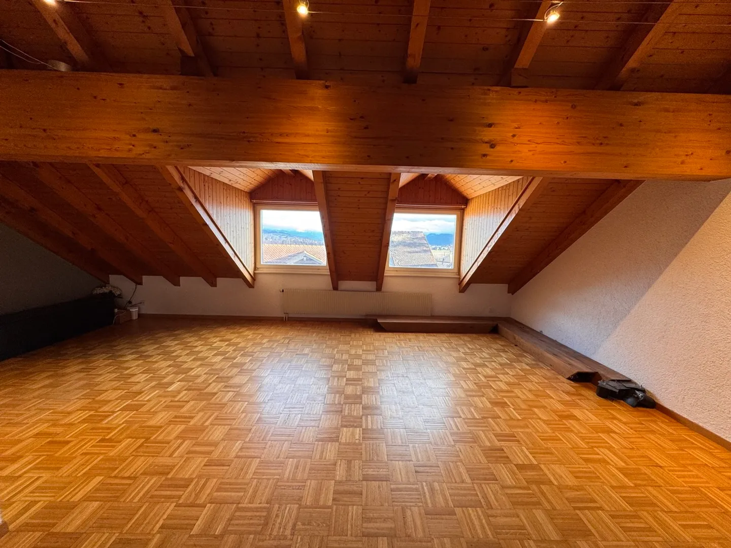 Ampio appartamento di 2 stanze in mansarda - Foto 1 di 8