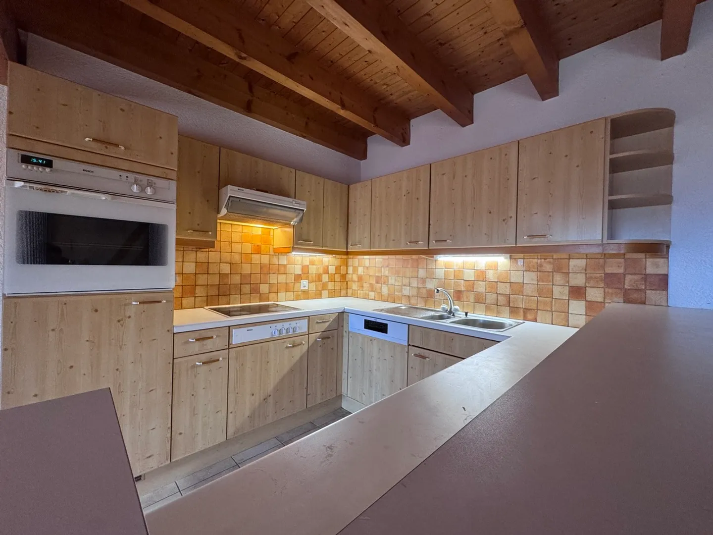 Ampio appartamento di 2 stanze in mansarda - Foto 4 di 8