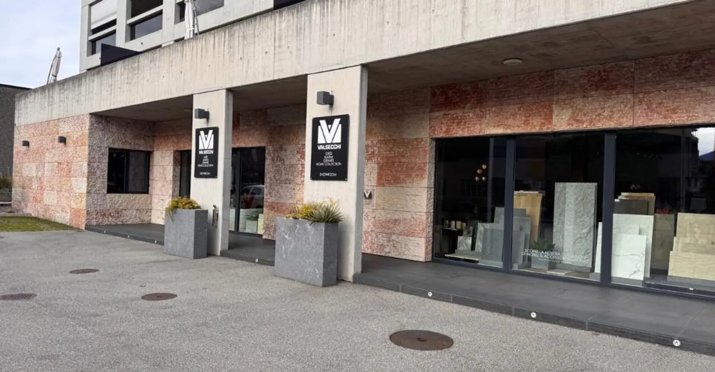 Magnificent Showroom for Sale in Locarno - Photo 1 of 10