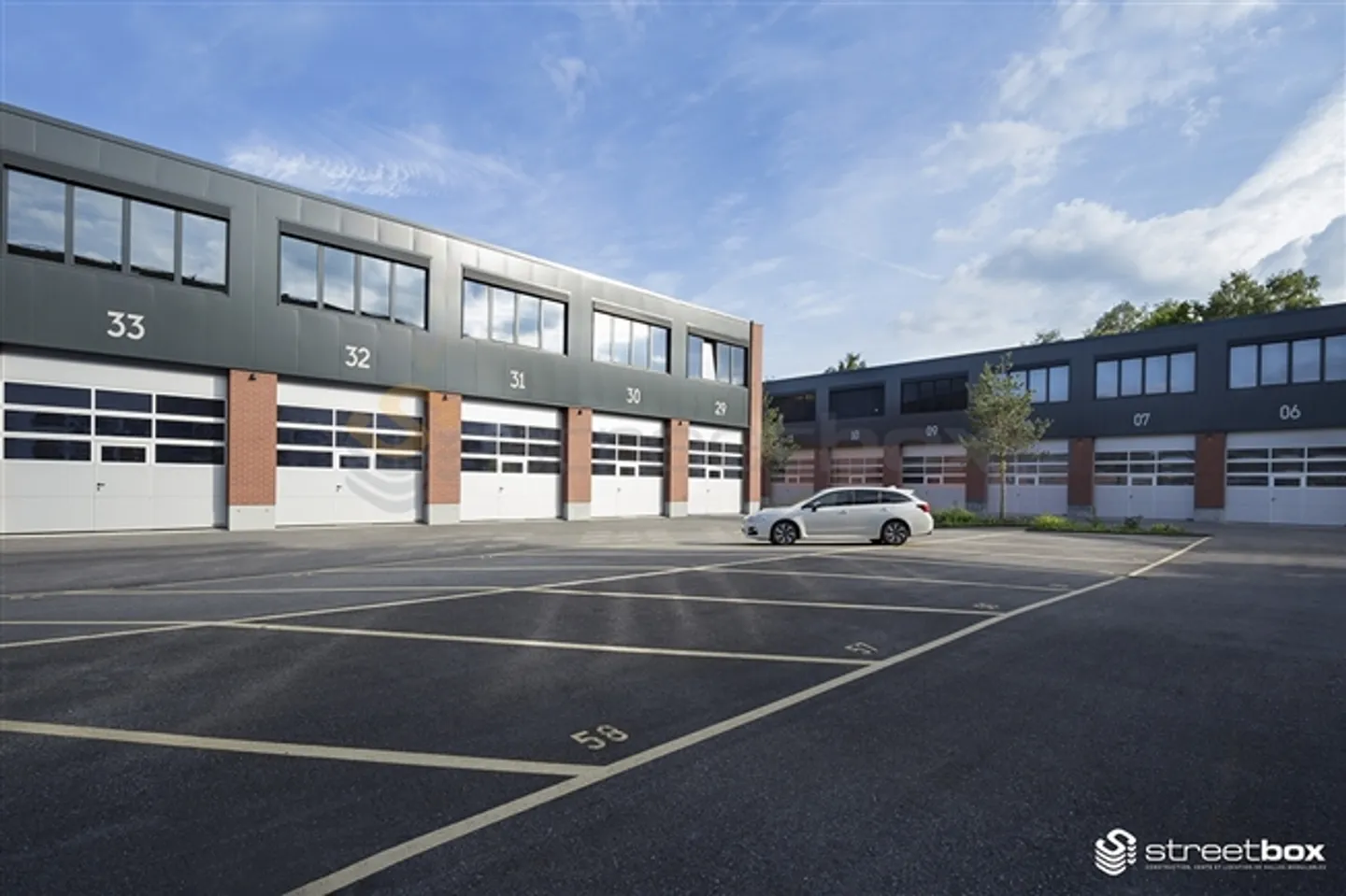 Corner street box of 115 m2 very well located! Box n°42 - Photo 1 of 4