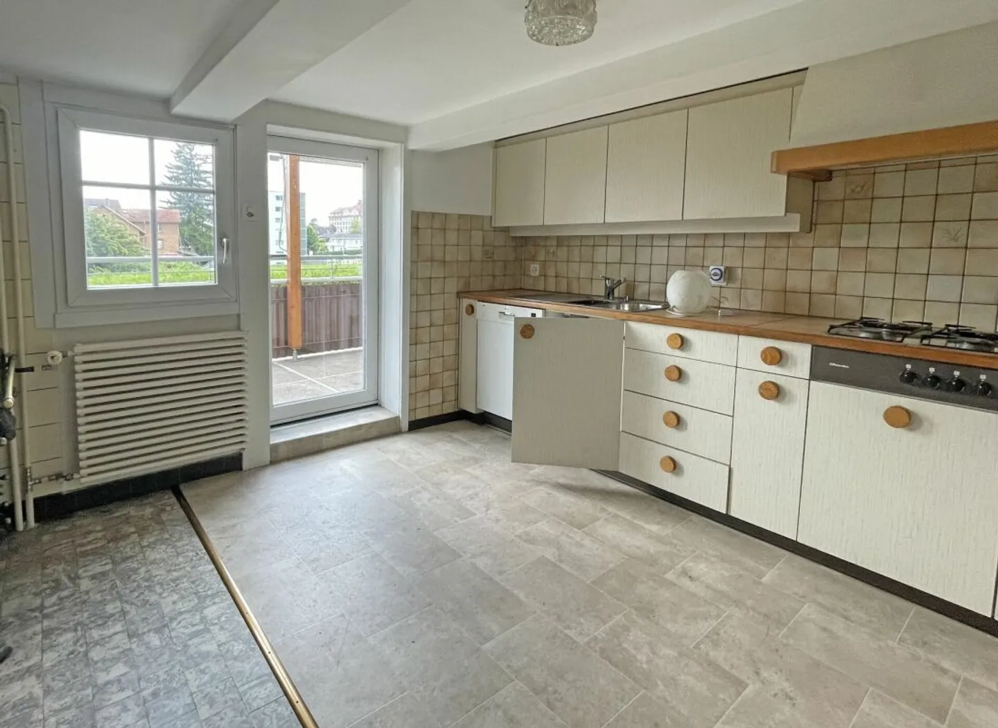 Immeuble résidentiel/commercial central bien situé - Photo 7 sur 27