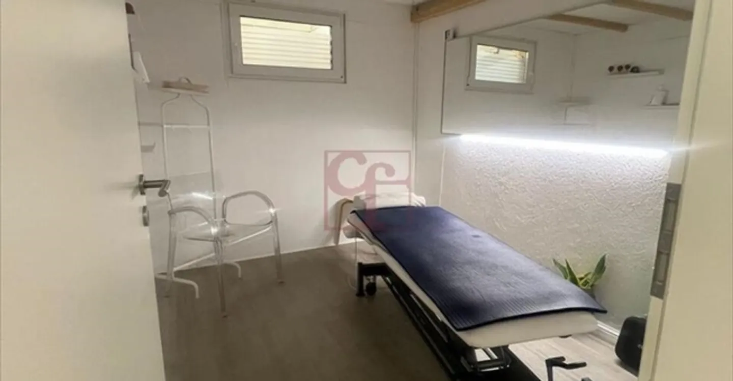 Mixed-use building for rent - Photo 3 of 6