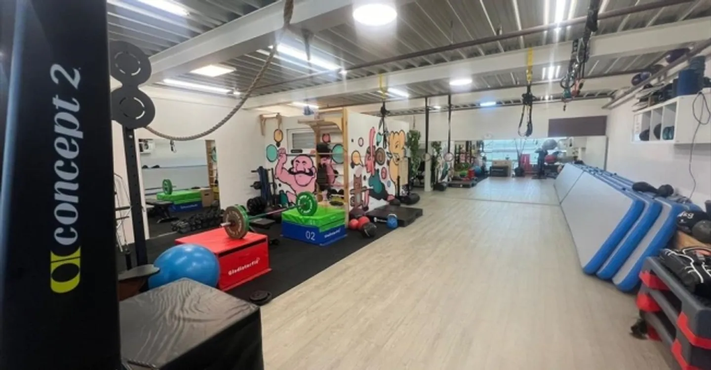 Mixed-use building for rent - Photo 5 of 6