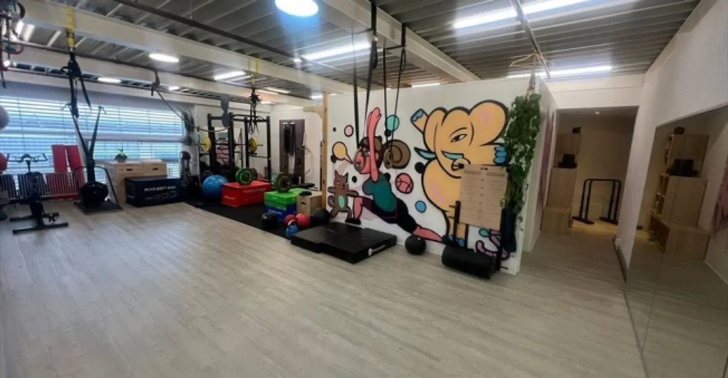 Mixed-use building for rent - Photo 6 of 6