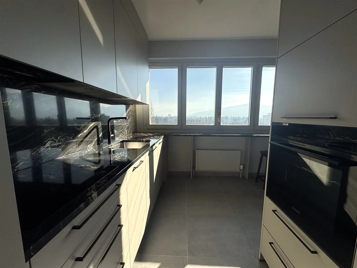 Appartamento spazioso con piscina - Foto 3 di 10