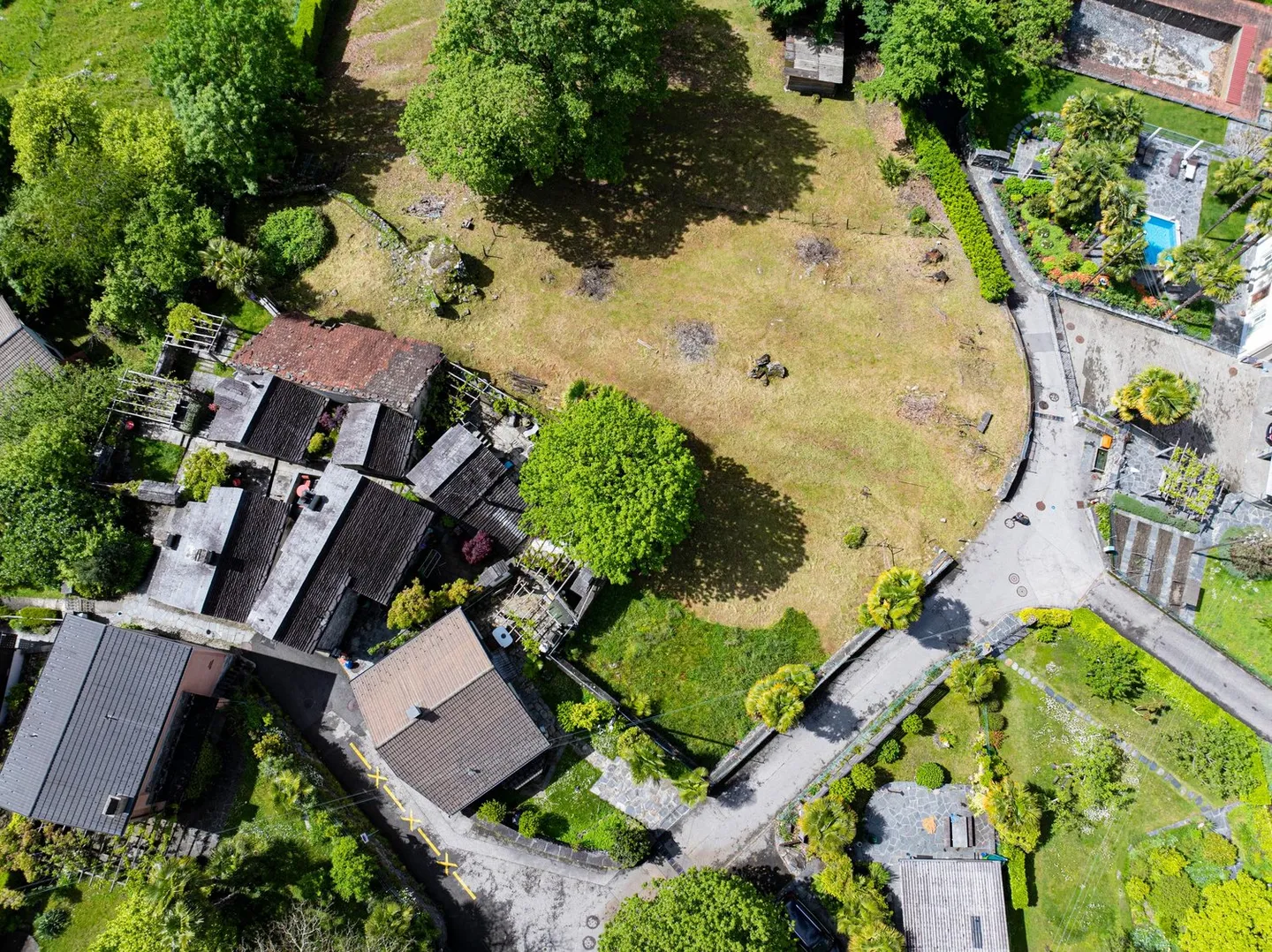 Luce, cemento e legno incorporati tra il verde e le montagne di Valmaggesi - Foto 2 di 11