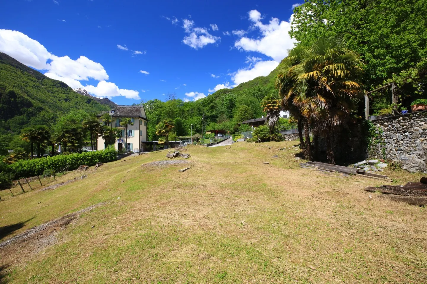 Luce, cemento e legno incorporati tra il verde e le montagne di Valmaggesi - Foto 6 di 11