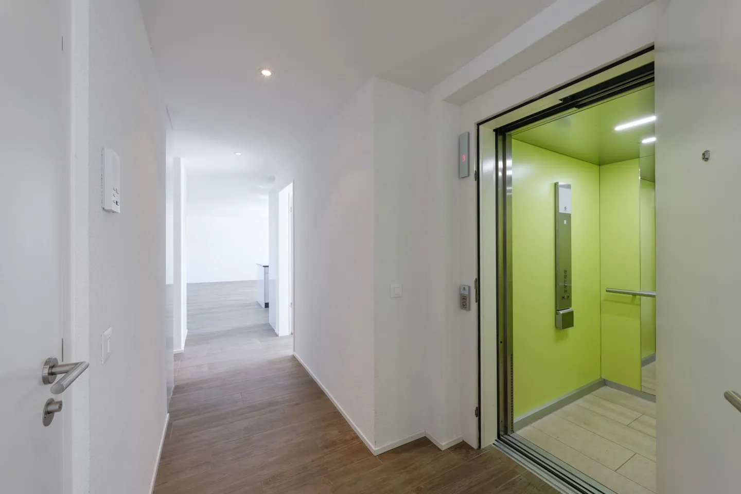Attico con terrazza di 90 m2 e vista sul castello - Foto 4 di 12