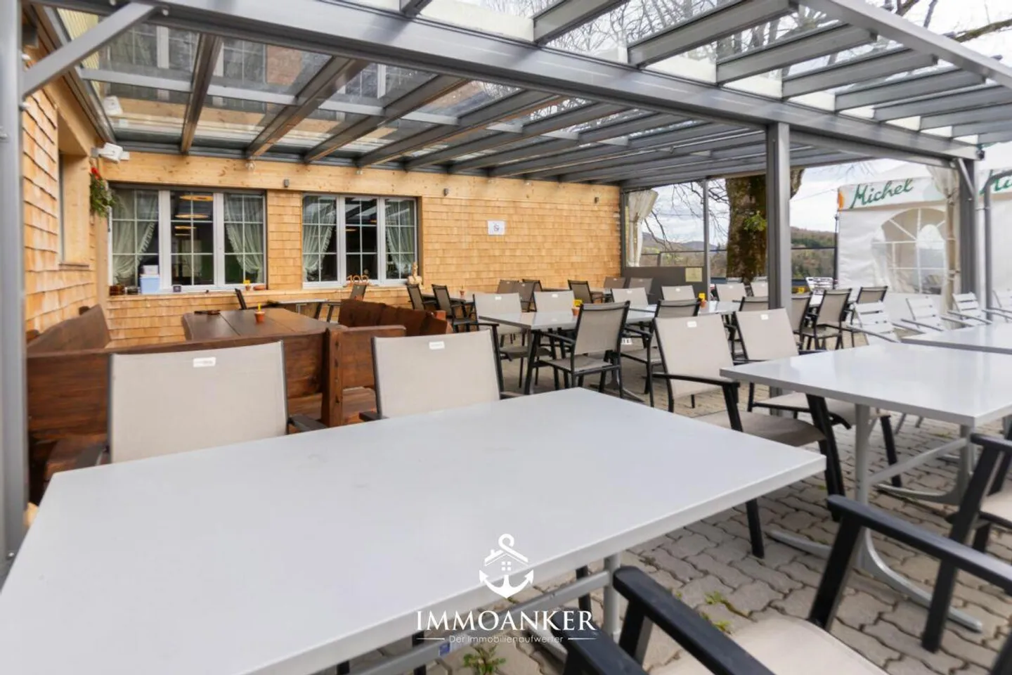 Restaurant réussi avec appartement de 4,5 pièces et beaucoup d'espace extérieur à ... - Photo 13 sur 13