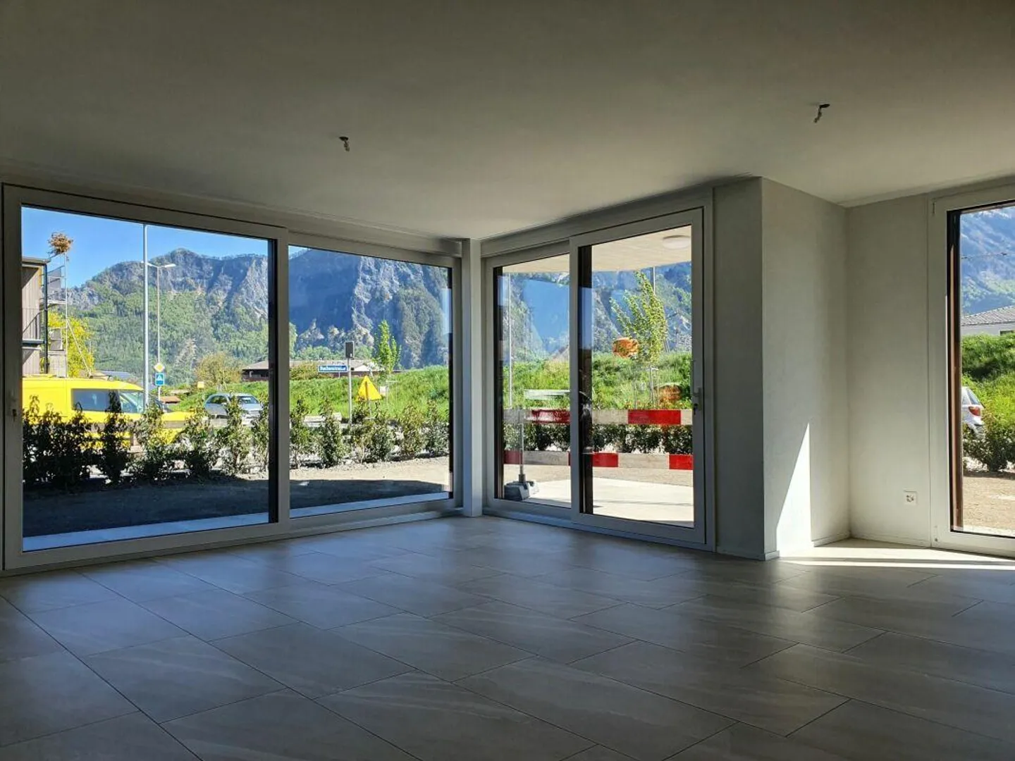 moderne, hochwertige 3 1/2-Zimmer-Erdgeschosswohnung zu vermieten - Foto 3 von 12