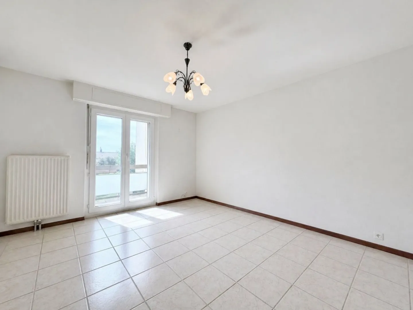 Maison Mitoyenne 5.5 Pièces - Double Garage - Grand Jardin - Photo 6 sur 12
