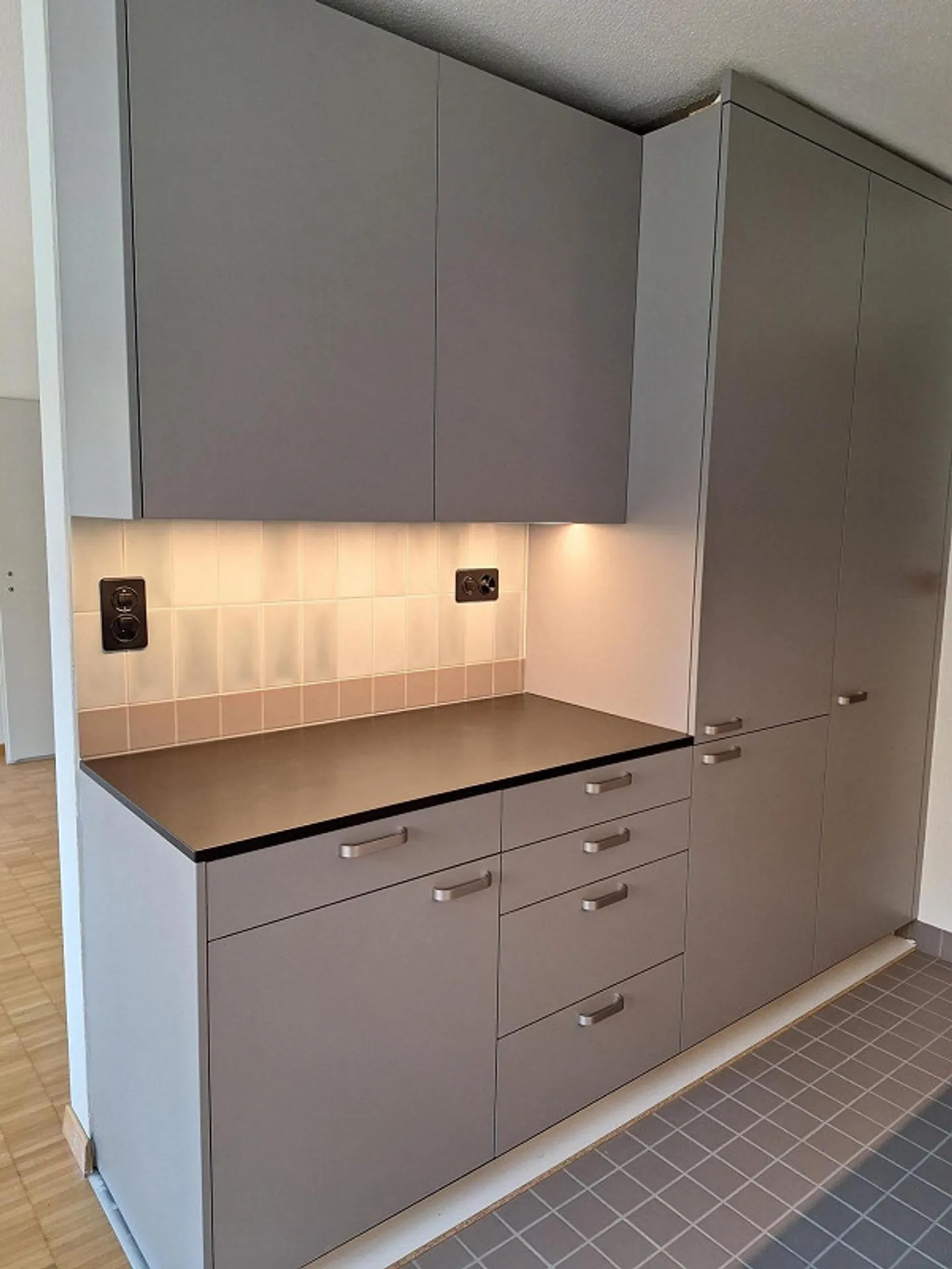 Modern Apartment with Balcony - Photo 4 of 7