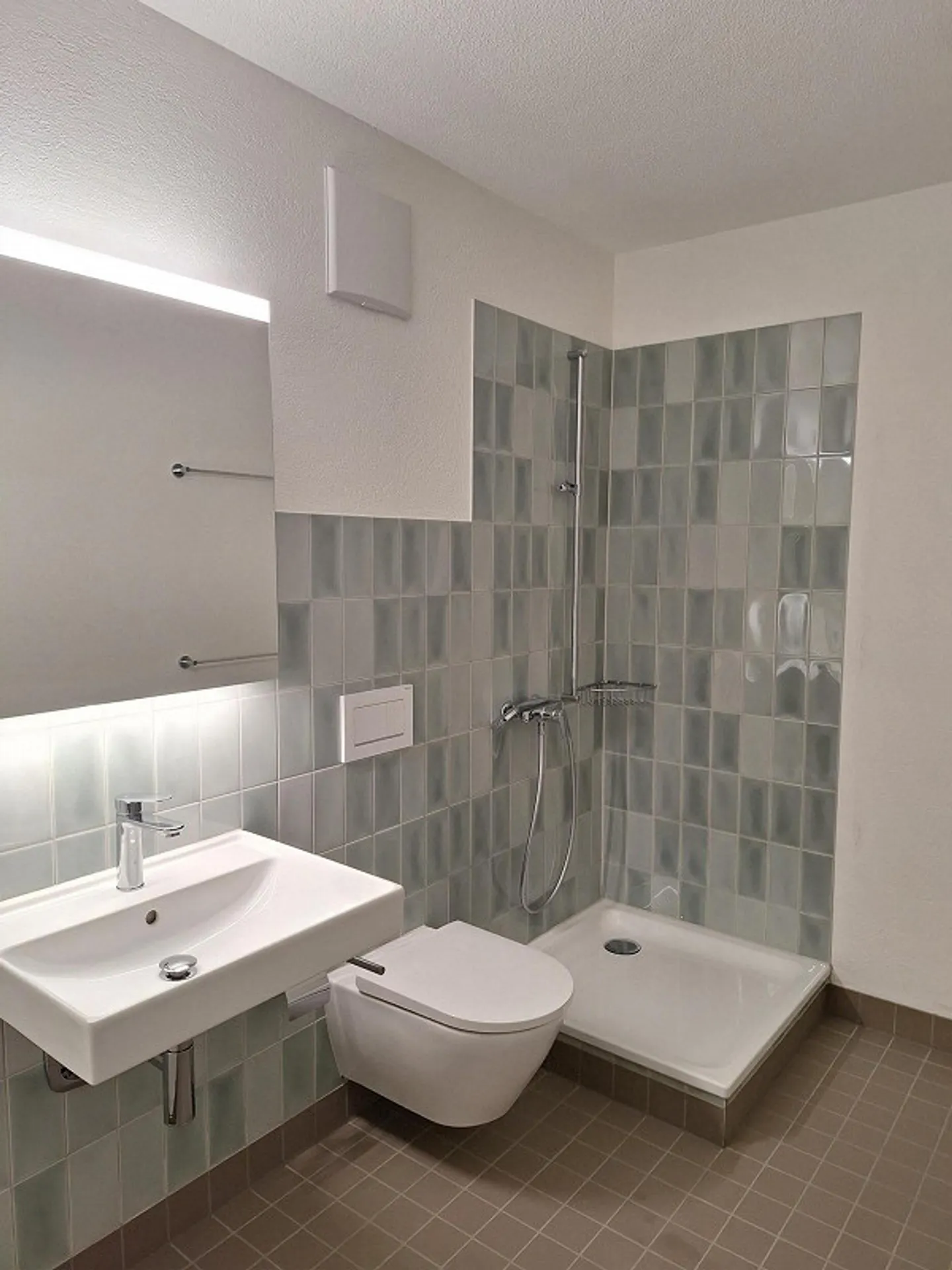 Modern Apartment with Balcony - Photo 5 of 7