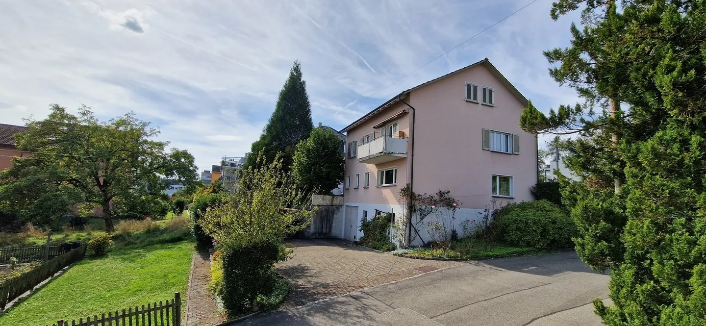 Lavorare e vivere sotto lo stesso tetto – affascinante casa unifamiliare con ufficio separato - Foto 1 di 15