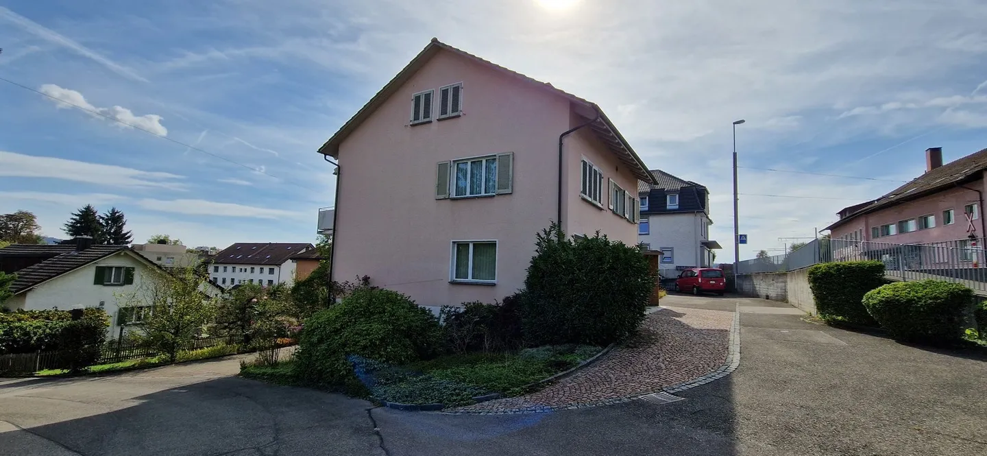 Lavorare e vivere sotto lo stesso tetto – affascinante casa unifamiliare con ufficio separato - Foto 2 di 15