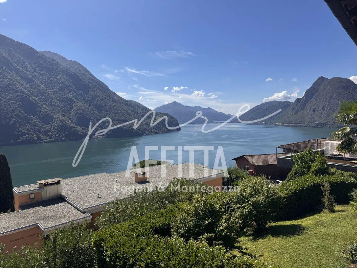 Casa a schiera affascinante con vista lago - Foto 1 di 11