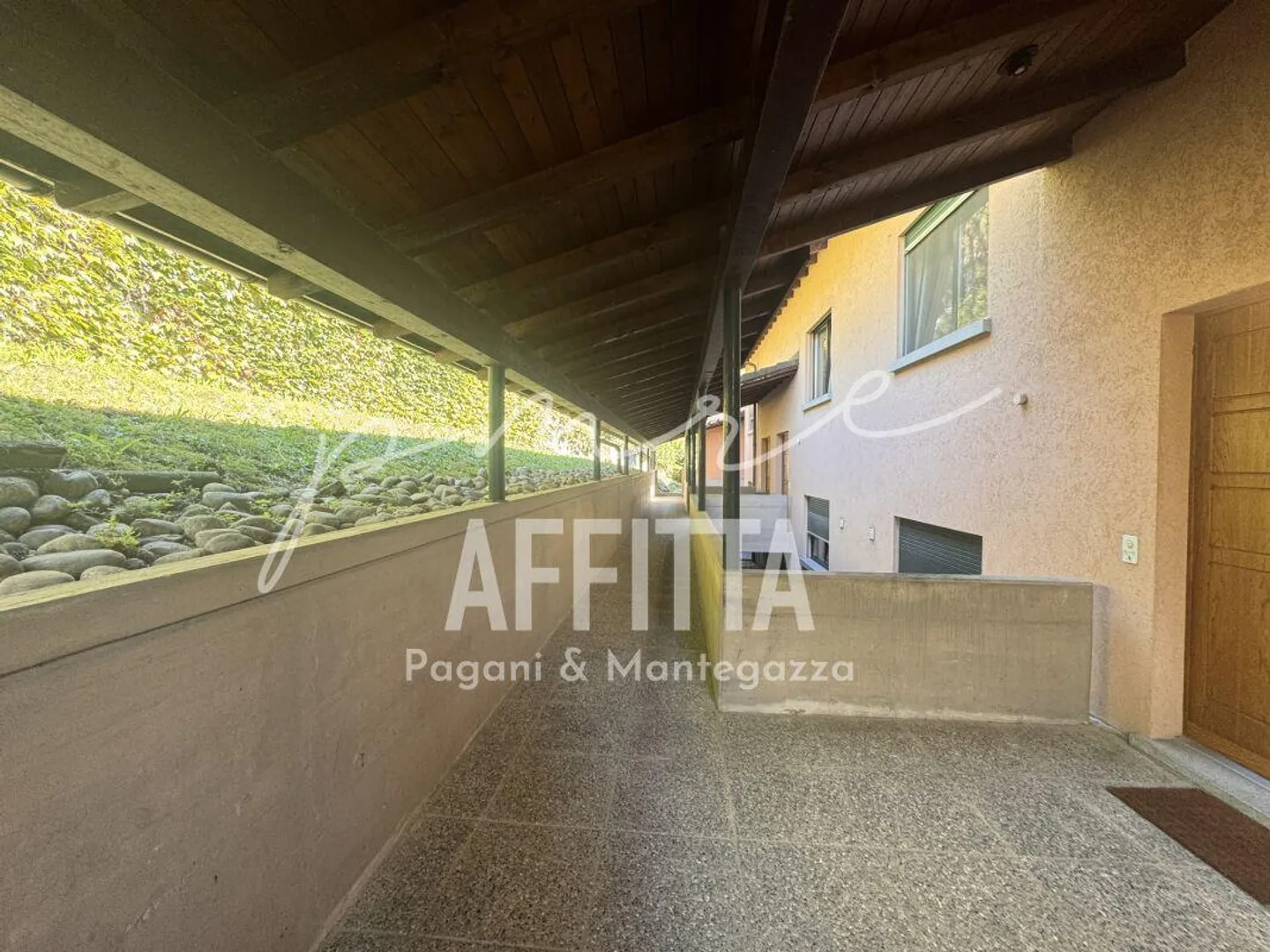 Casa a schiera affascinante con vista lago - Foto 2 di 11