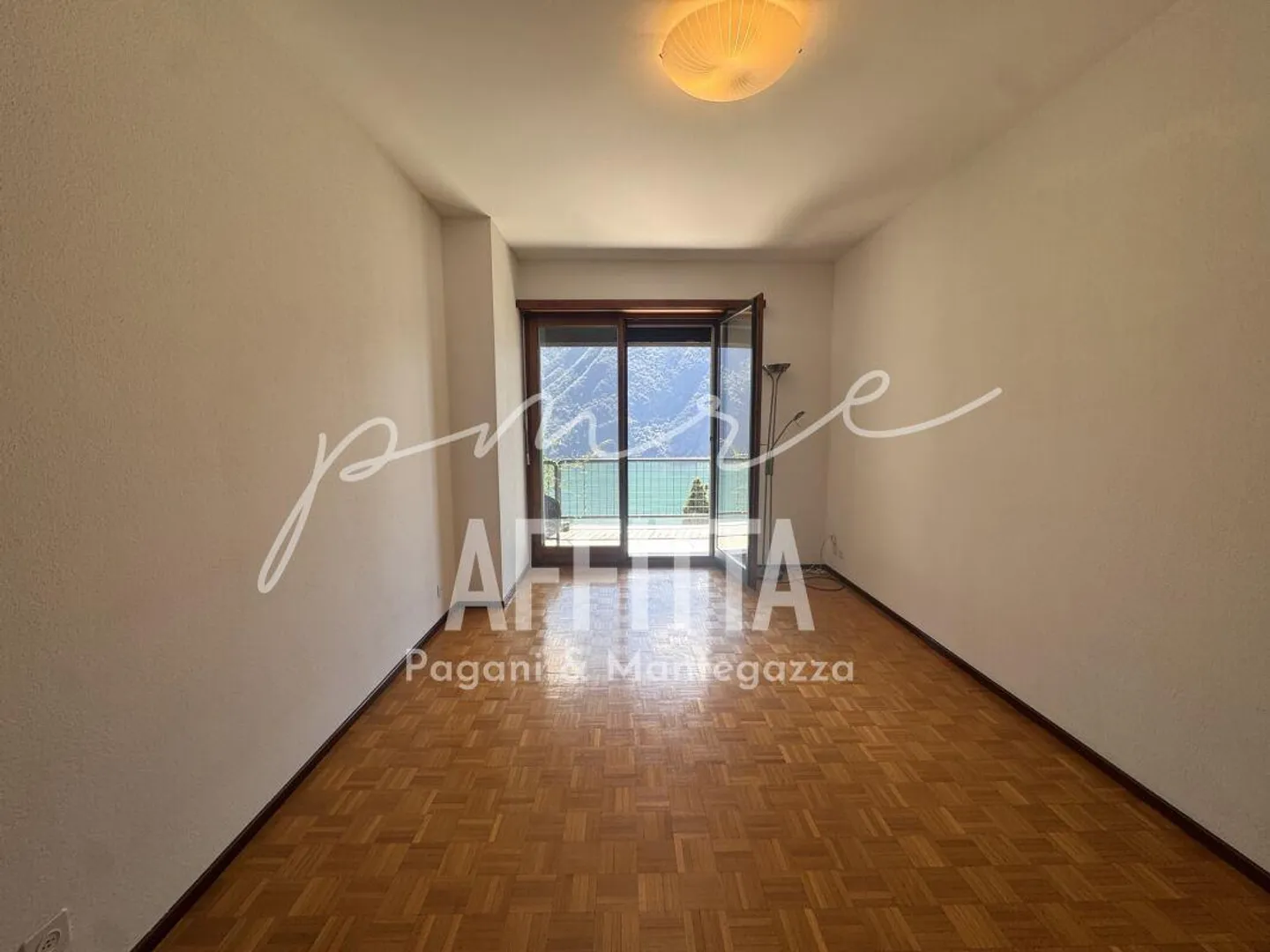 Casa a schiera affascinante con vista lago - Foto 8 di 11