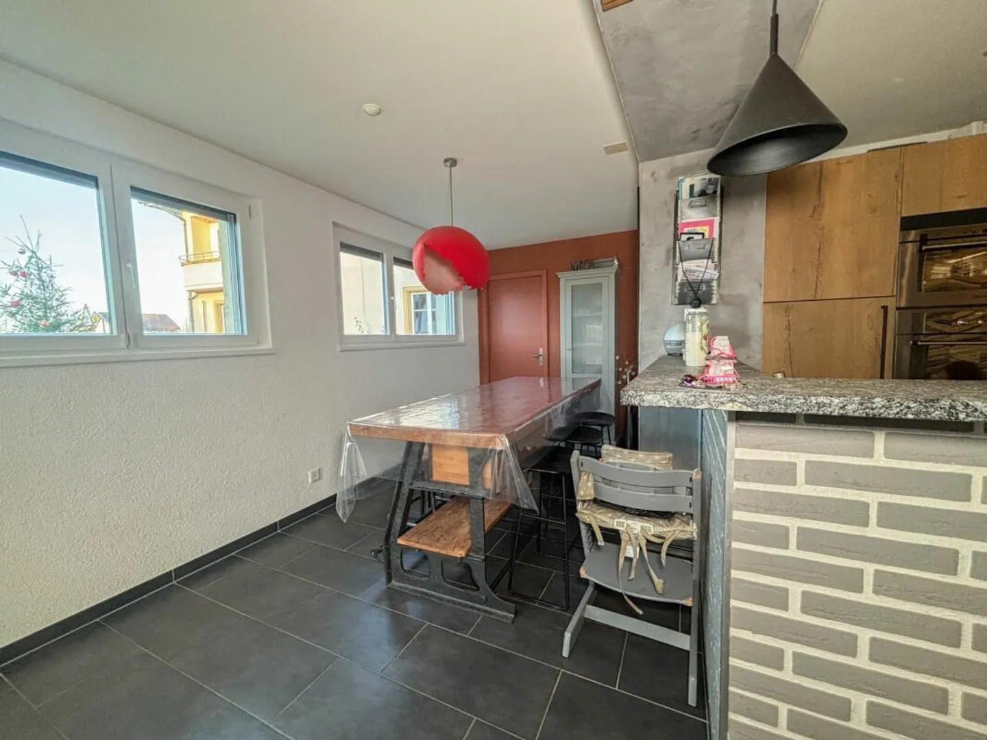 Charming family bungalow with 5.5 rooms and a second plot in the green zone - Photo 4 of 18