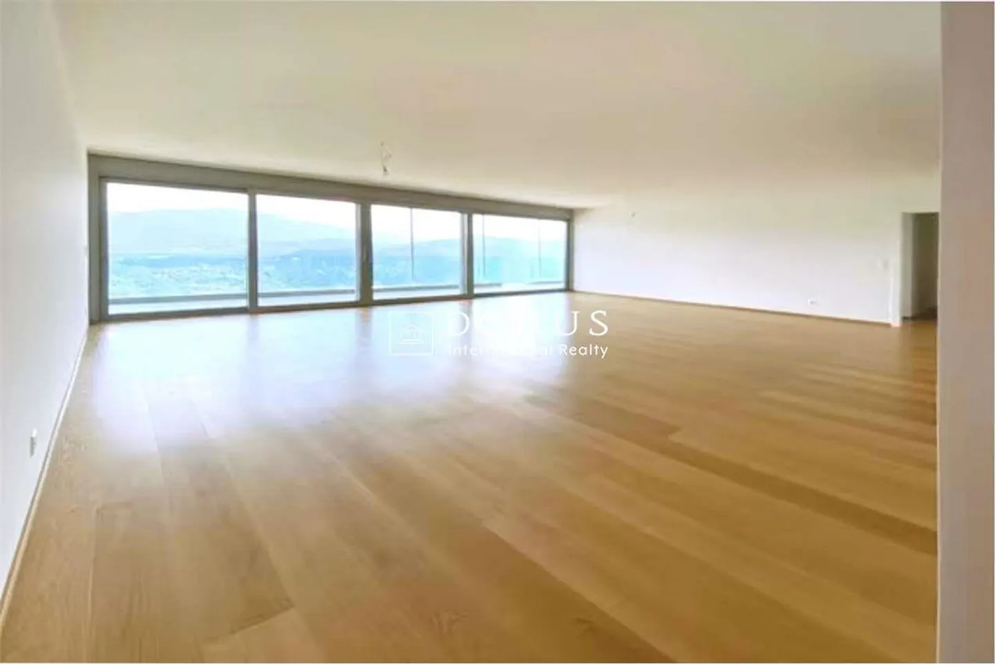 Luxury Residence - Photo 7 of 13