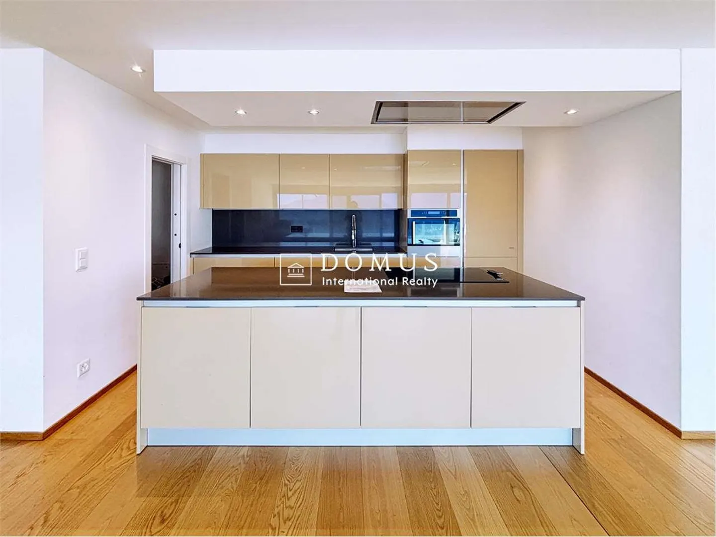 Luxury Residence - Photo 9 of 13