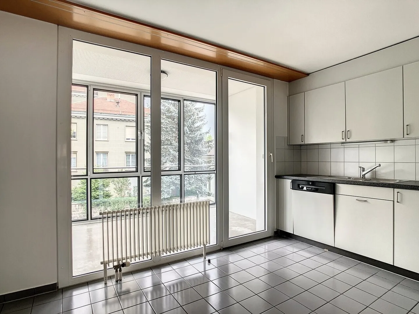 Grand 4.5 pces au 4ème étage - Photo 2 sur 11