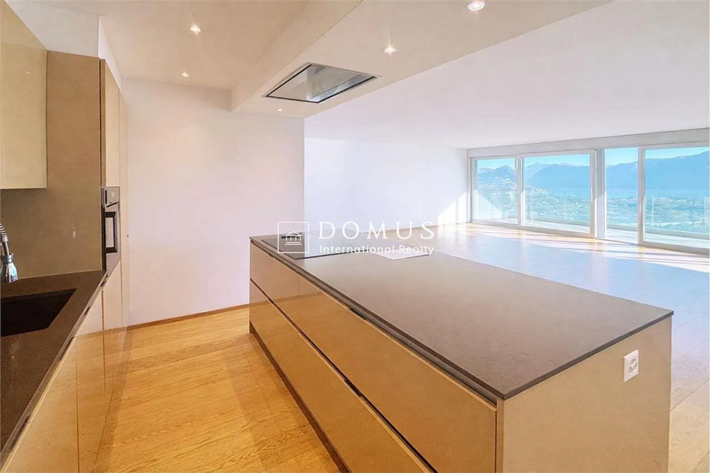 Luxury Residence - Photo 10 of 13