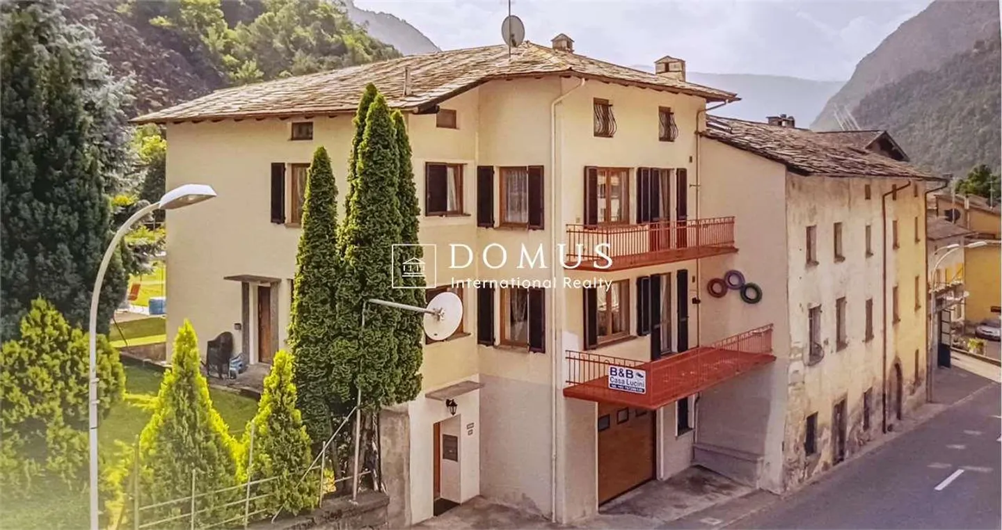 Affascinante casa multifamiliare - Foto 1 di 13