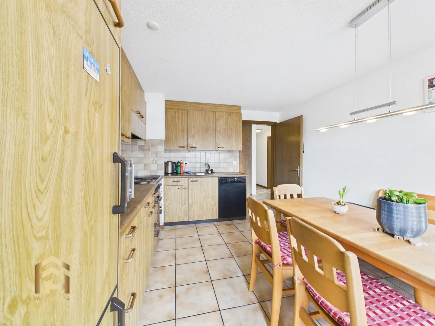 Mountain Idyl with Comfort: 4.5-Room Apartment in Unterbäch with Large Balcony - Photo 3 of 13