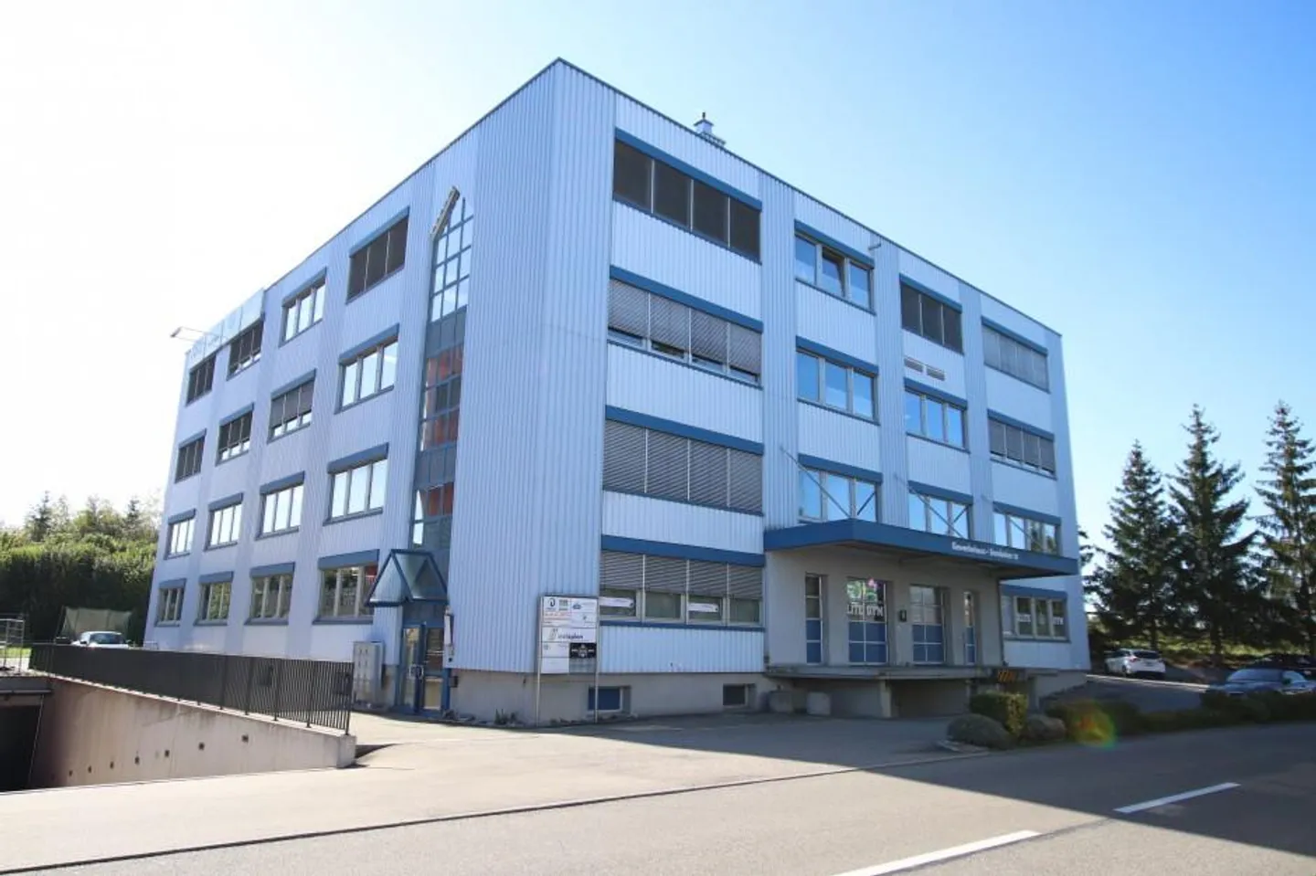 Office and/or commercial premises near the motorway - Photo 1 of 5