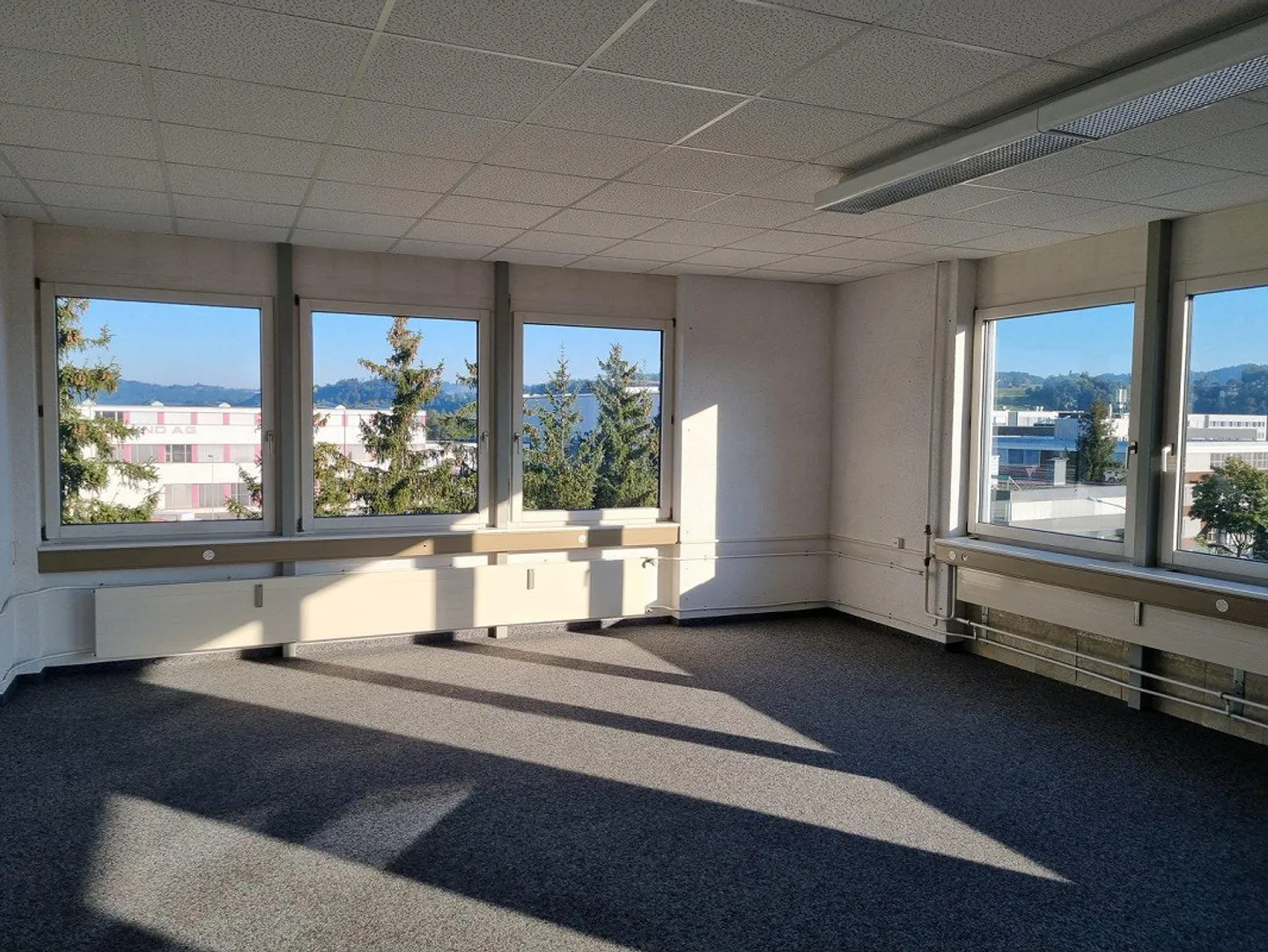 Office and/or commercial premises near the motorway - Photo 4 of 5