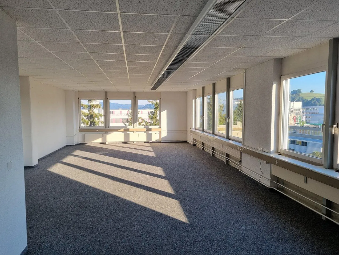 Office and/or commercial premises near the motorway - Photo 2 of 5