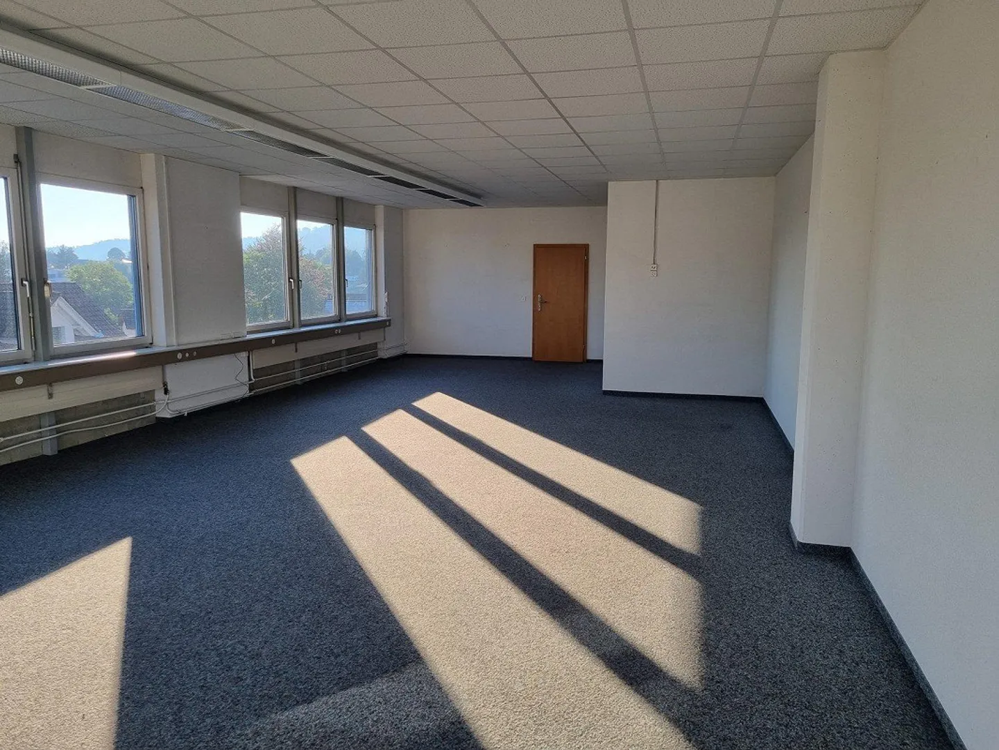 Office and/or commercial premises near the motorway - Photo 3 of 5