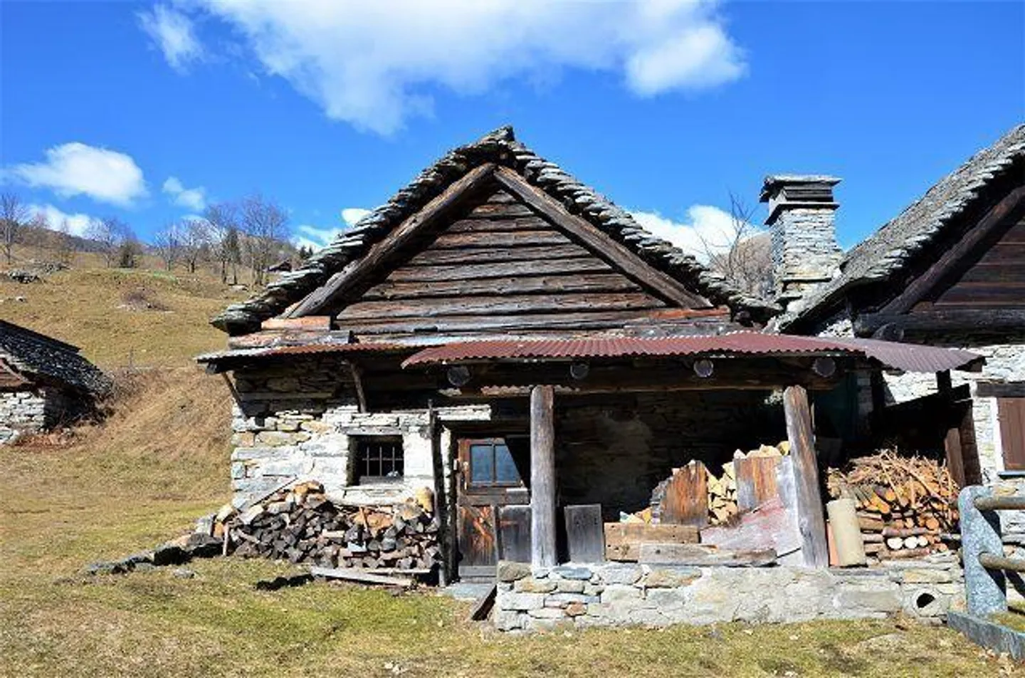 «Rustico da ristrutturare con piccolo terreno bella vista panoramica / Rustico zum Ausbauen mit kleinem Garten» - Foto 1 di 23