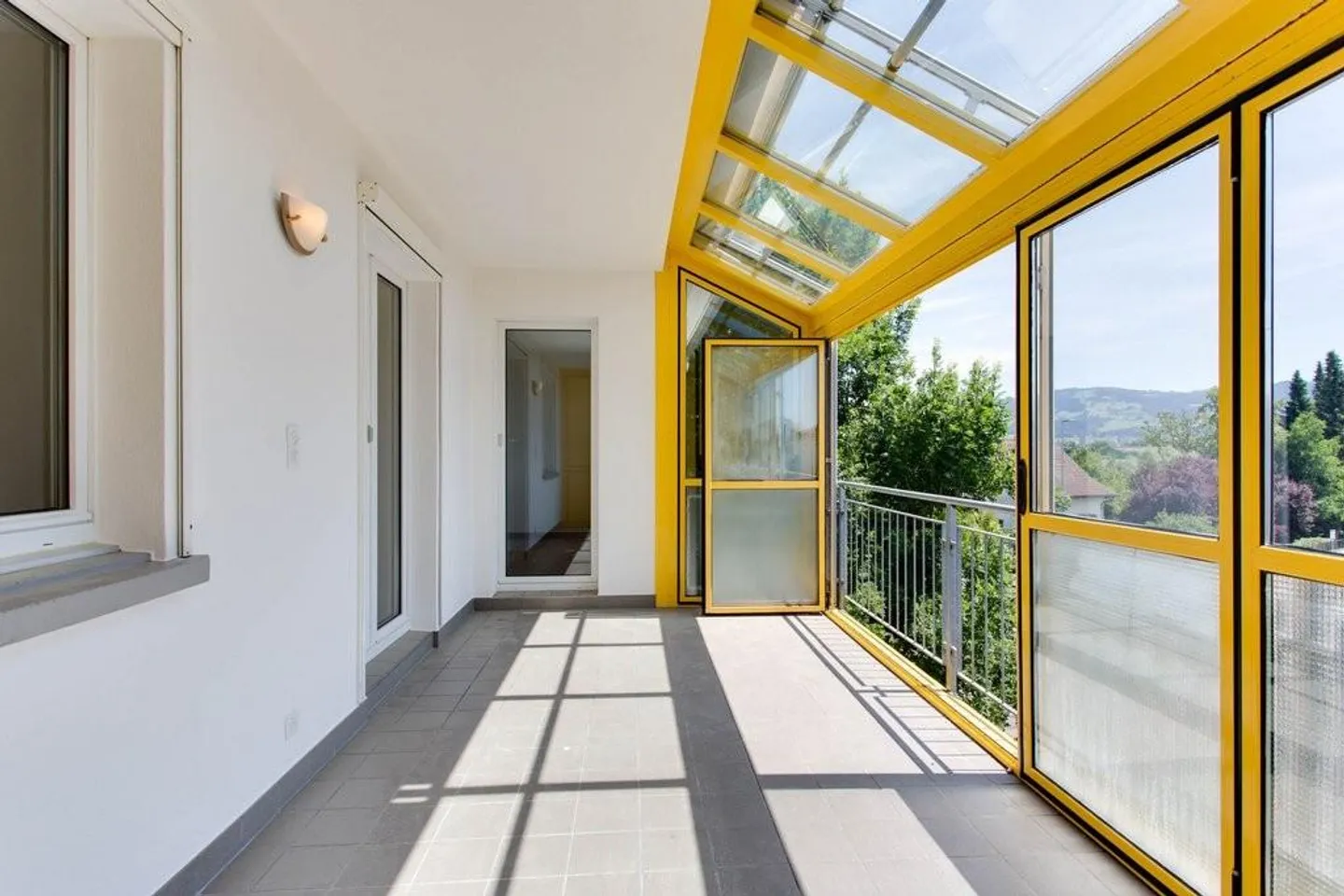 Ampio appartamento con giardino d'inverno - Foto 2 di 7