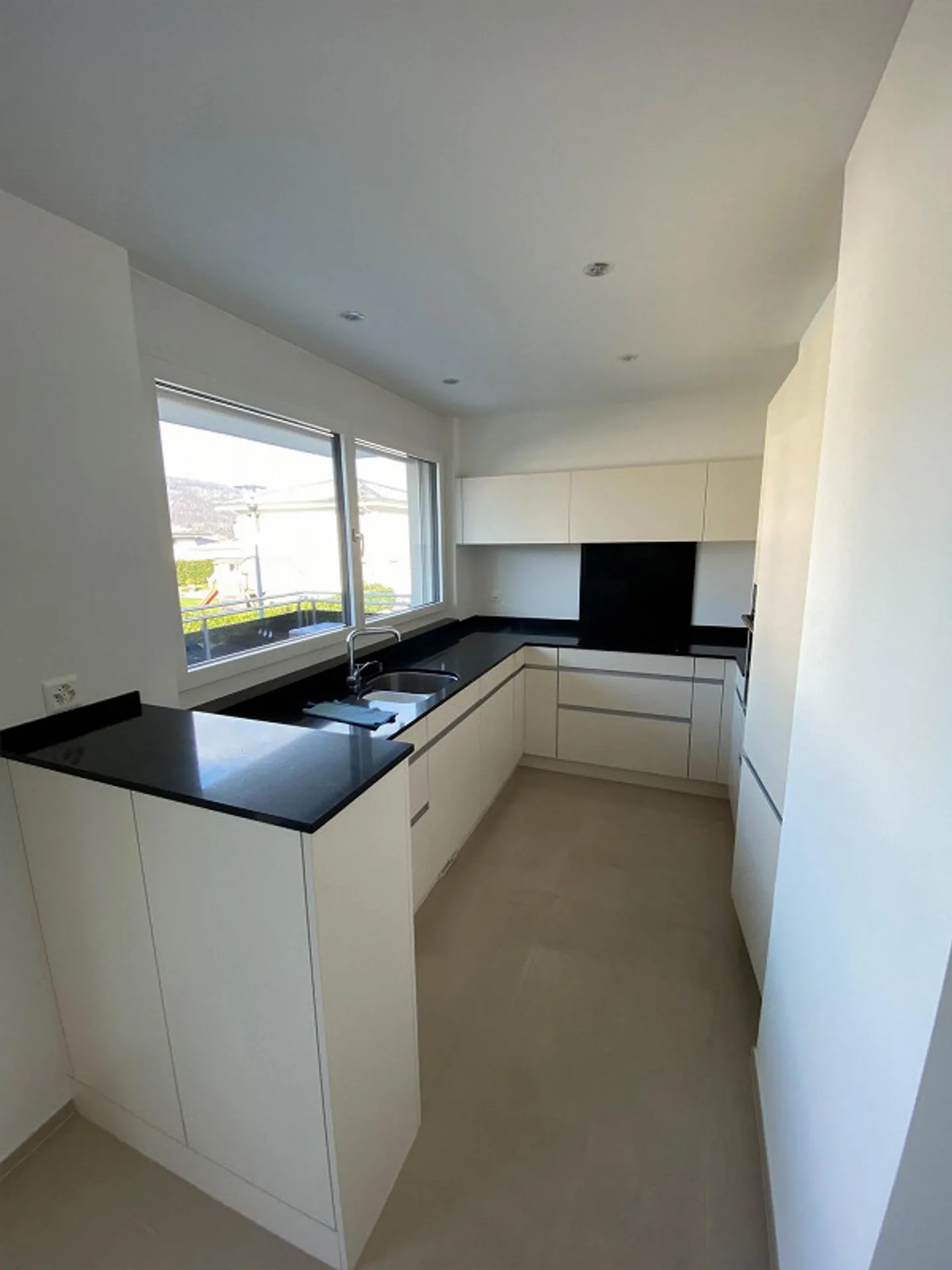 Beautiful, modern 3.5 room apartment - Photo 2 of 9