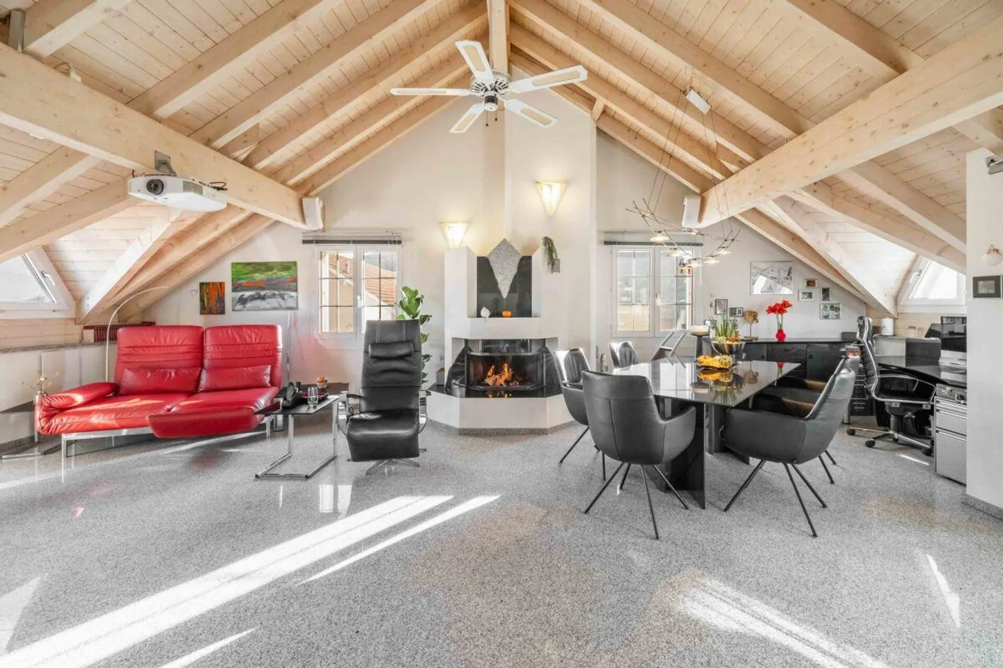 Appartamento attico affascinante 3.5 camere con camino e finiture eleganti - Foto 1 di 24