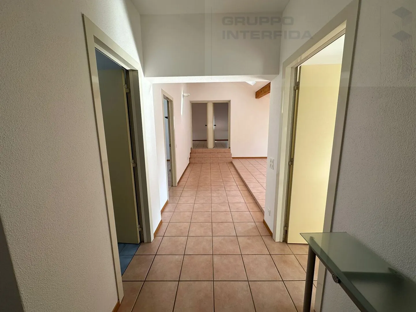 APPARTEMENT AU CENTRE AVEC PLACE DE PARKING - Photo 2 sur 12