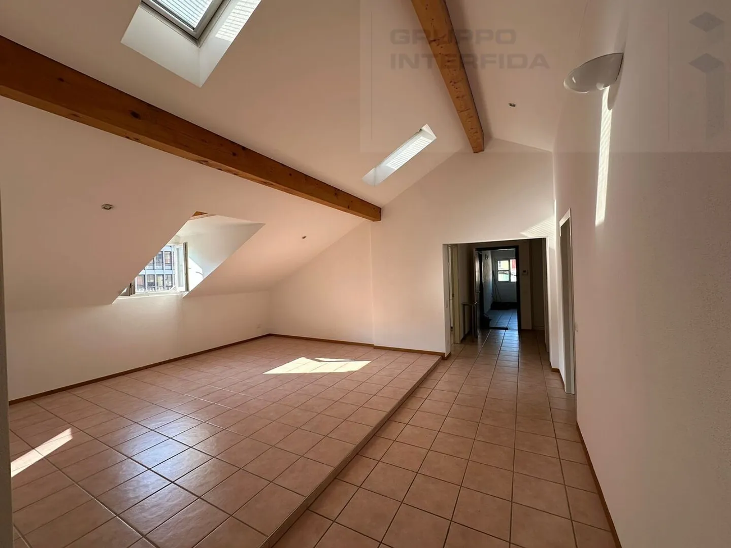 APPARTEMENT AU CENTRE AVEC PLACE DE PARKING - Photo 3 sur 12