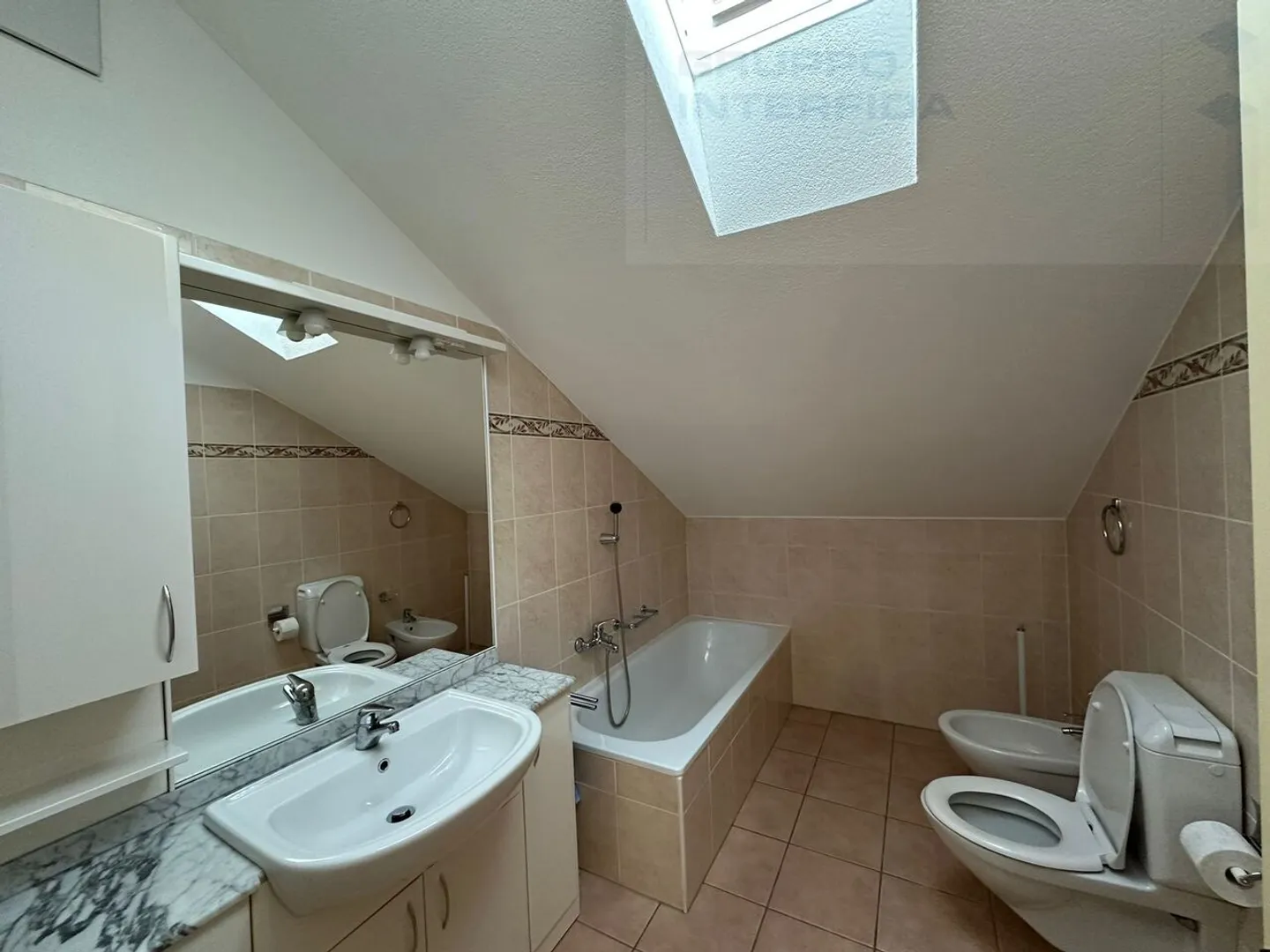 APPARTEMENT AU CENTRE AVEC PLACE DE PARKING - Photo 9 sur 12