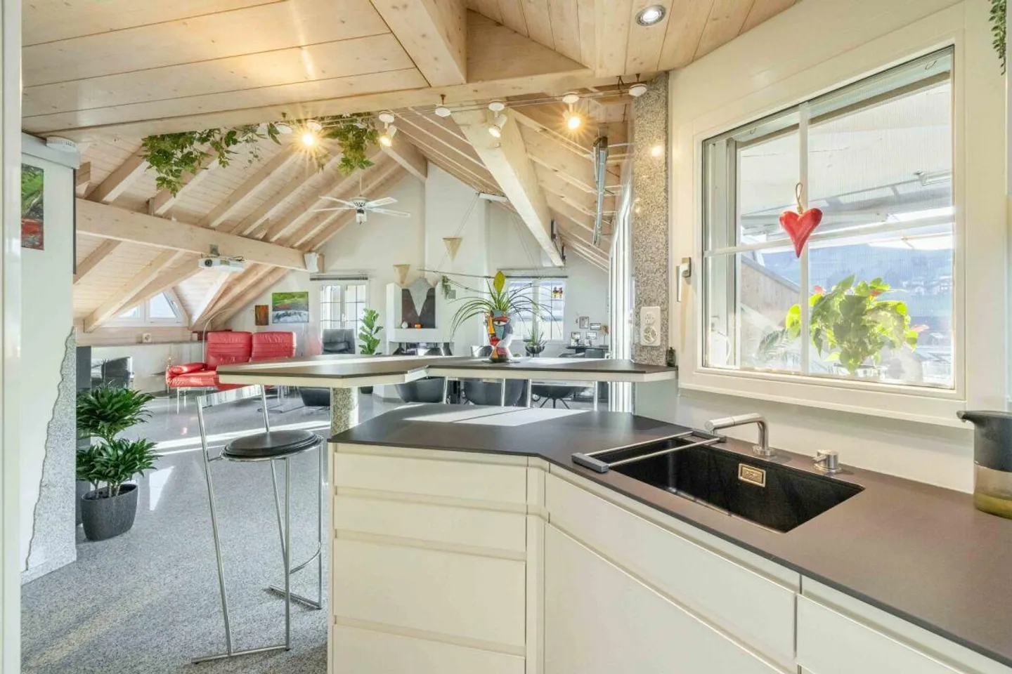 Appartamento attico affascinante 3.5 camere con camino e finiture eleganti - Foto 4 di 24