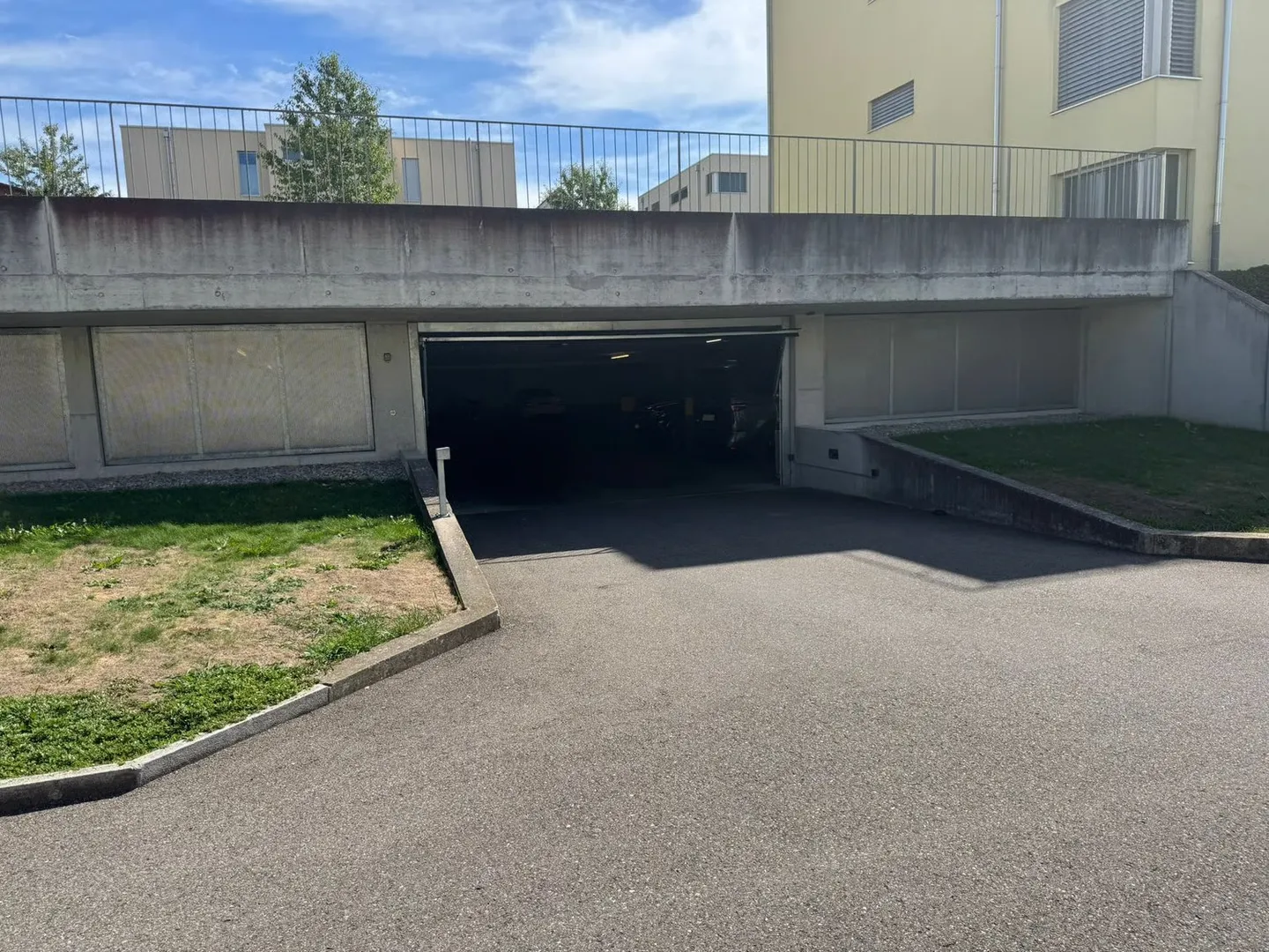Moderner Einstellhallenplatz in Busswil - Foto 2 von 2
