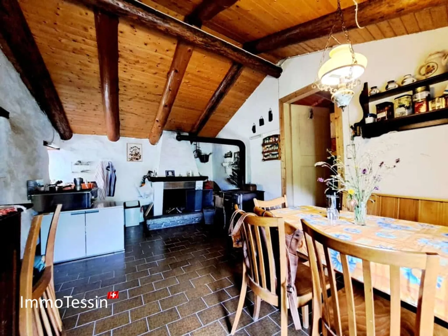 Rustico con vista mozzafiato sulle montagne ticinesi e 6360 m2 di terreno - Foto 7 di 13