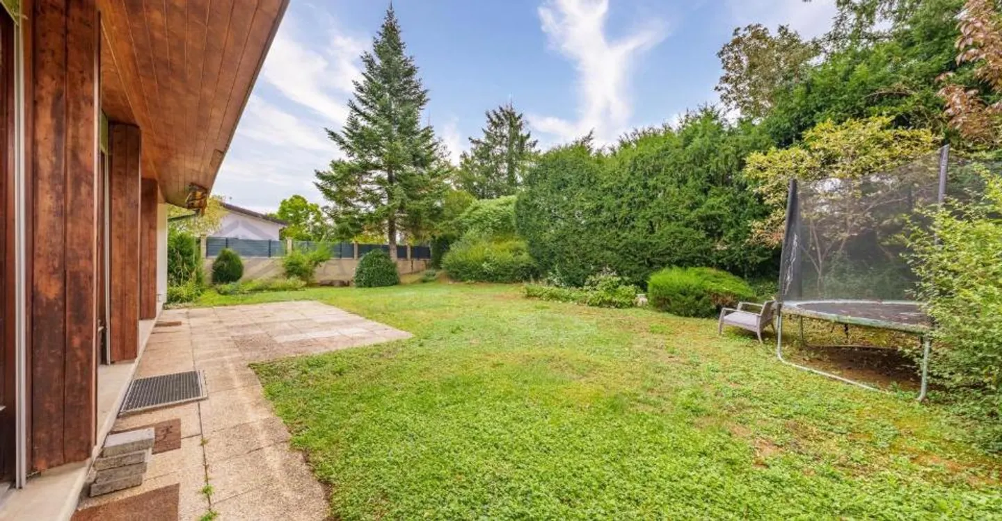Charming Bungalow with Garden - Photo 3 of 12