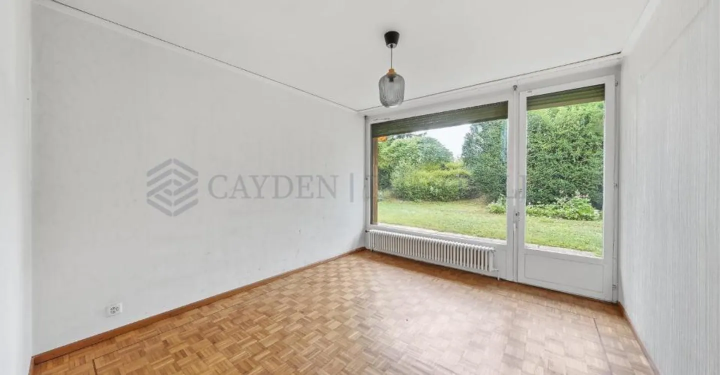 Charming Bungalow with Garden - Photo 7 of 12