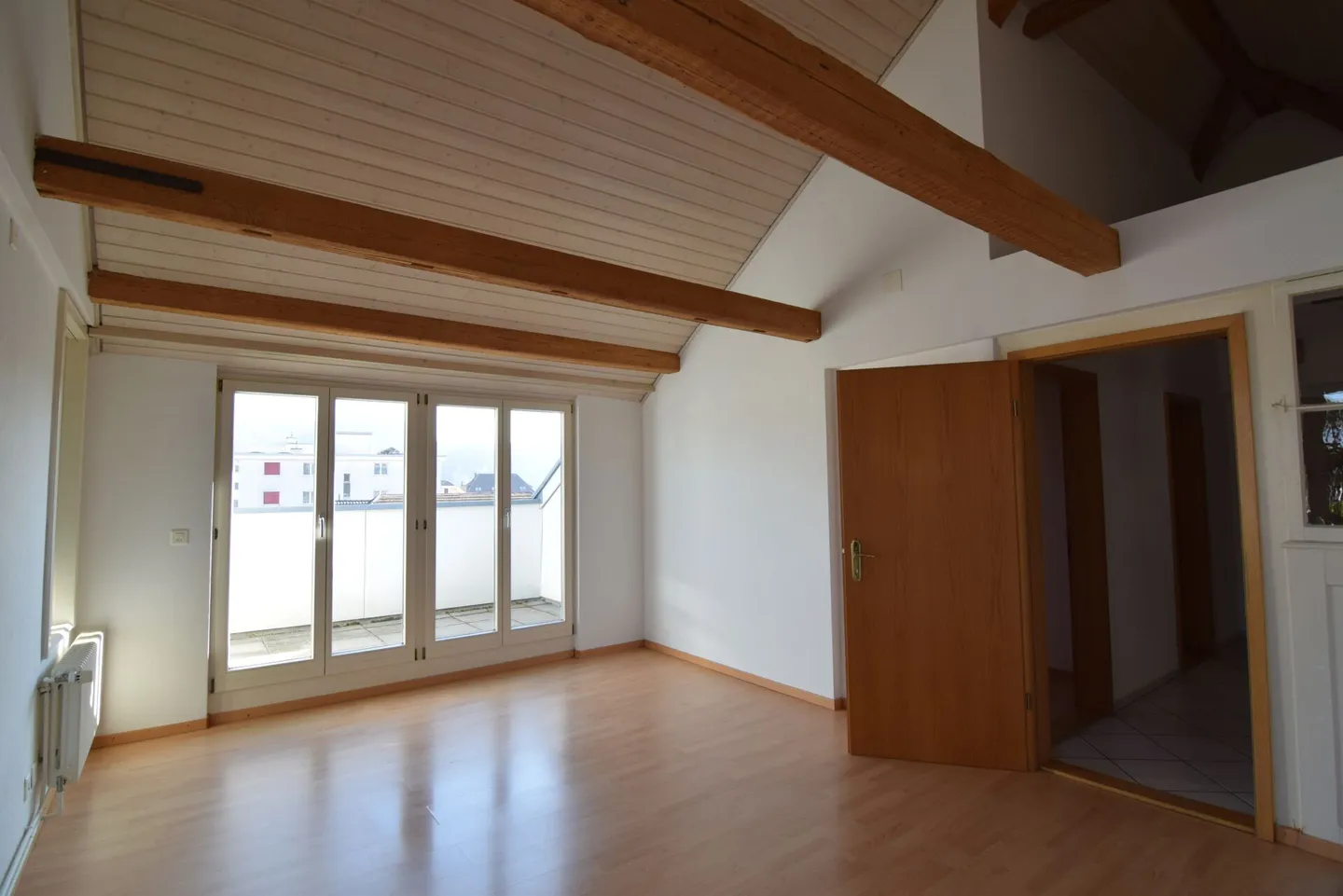 Appartement de toit confortable de 3,5 pièces avec balcon - Photo 3 sur 9