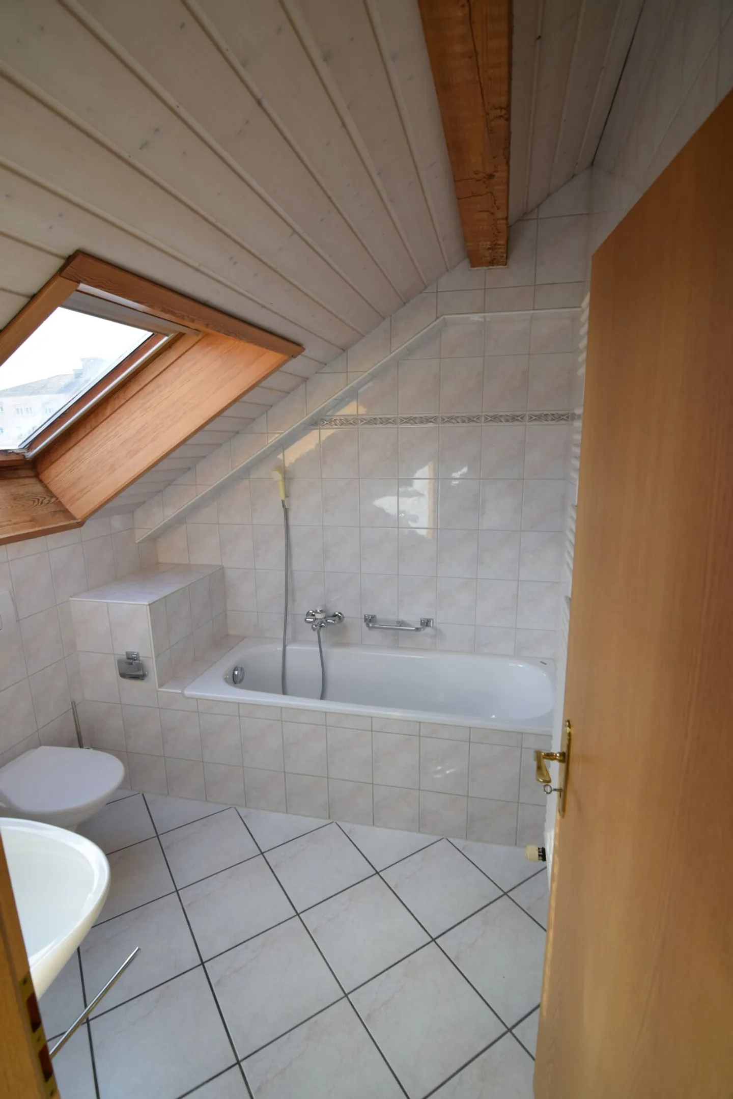 Appartement de toit confortable de 3,5 pièces avec balcon - Photo 4 sur 9