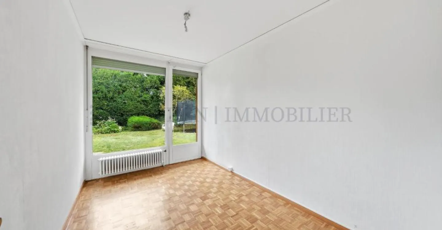 Charming Bungalow with Garden - Photo 9 of 12